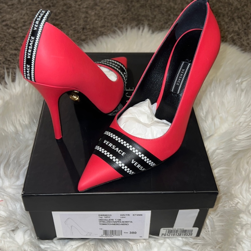 BRAND NEW Authentic Red Versace Décolleté Pumps.